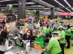 Reclaman que como sucedió en el transporte público, las restricciones provocaron que se saturaran los supermercados. EL INFORMADOR / J. Lomelí