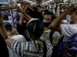 La sana distancia resultó imposible en los vagones de la Línea 1 la noche de este lunes. EL INFORMADOR / F. Atilano