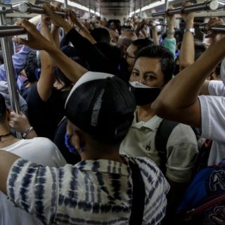 Botón de emergencia: Saturan el Tren Ligero pese a horarios escalonados