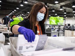 La embajada estadounidense también estuvo abierta para recibir las boletas y llevarlas a las oficinas en EU. EFE/ E. Laurent