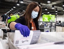 La embajada estadounidense también estuvo abierta para recibir las boletas y llevarlas a las oficinas en EU. EFE/ E. Laurent