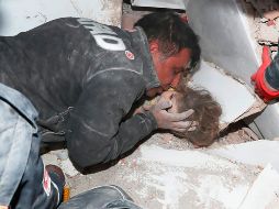 La niña estuvo 91 horas atrapada entre los escombros. AP/AFAD