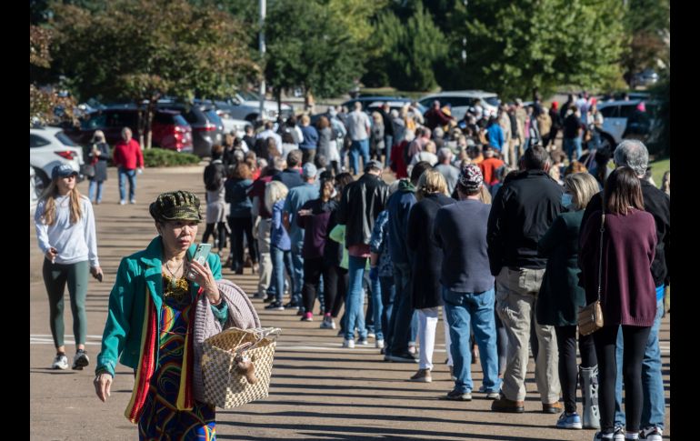 Cientos de personas esperan para votar en una casilla en Flowood, Mississippi. AP/The Clarion-Ledger/E. Shelton