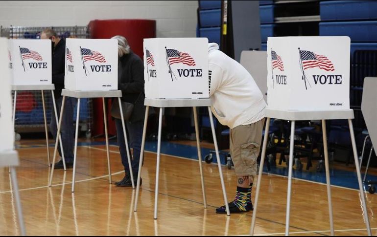 Personas votan este 3 de noviembre de 2020 en, Kentucky. EFE/M. Lyons