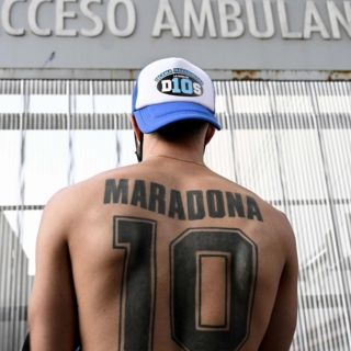 Operan con éxito a Diego Maradona