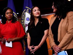 Alexandria Ocasio-Cortez (centro) forma parte de las promesas más jovenes del partido demócrata. AFP / B. SMIALOWSKI