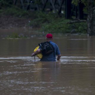 "Eta" se debilita a tormenta tropical pero sigue sobre Centroamérica