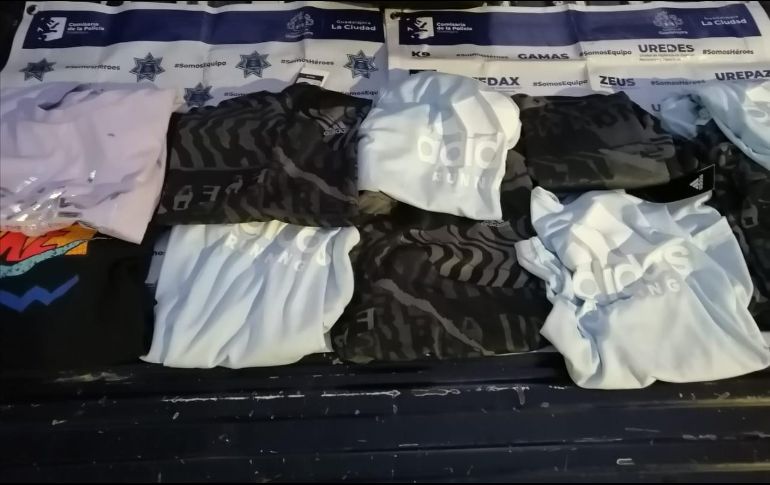 Al delincuente se le aseguran una mochila con varias camisetas y dos tubos de metal. ESPECIAL