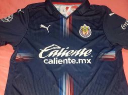 De un sobrio azul marino, el jersey tiene una cruz marcada con filos en azul, rojo y blanco, cuya primera línea parte del cuello hacia abajo mientras la otra divide el pecho de lado a lado. ESPECIAL