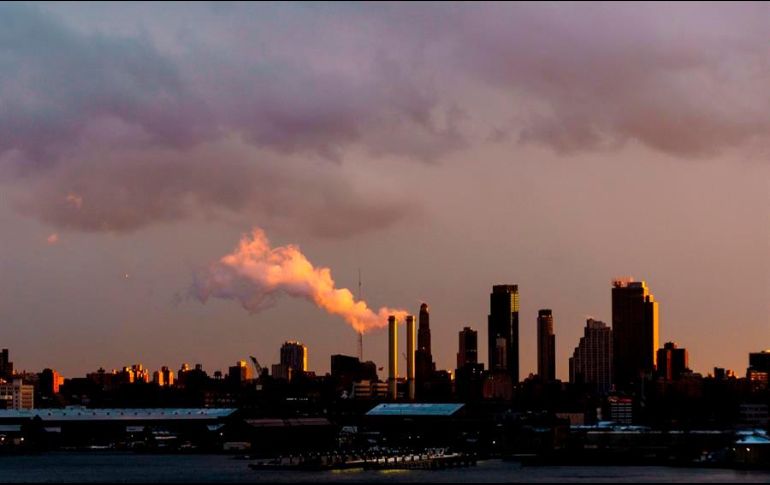 Emisiones que provienen de una central eléctrica en Brooklyn, Nueva York. EFE/J. Lane