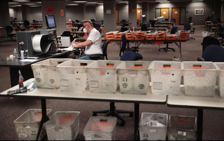 Personal electoral participa hoy en el recuento de votos enviados por correo en Milwaukee, Wisconsin. AFP/S. Olson