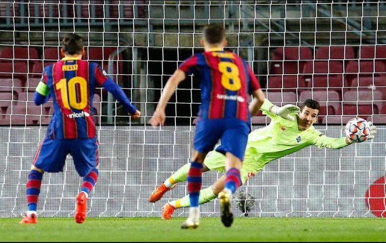 El delantero argentino del Barcelona, Lionel Messi (i), anota desde el punto de penalti el primer gol de su equipo ante el Dinamo de Kiev. EFE/E. Fontcuberta