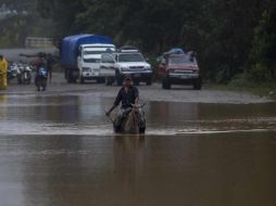 Un campesino montado en su caballo cruza un camino inundado en la comunidad Okonwas en Rosita, Nicaragua. EFE/J. Torres