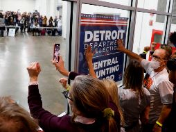 Seguidores de Trump protestan afuera del centro de conteo de Detroit, Michigan. AFP/J. Kowalsky