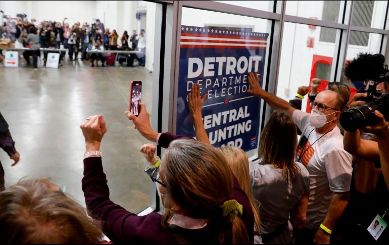 Seguidores de Trump protestan afuera del centro de conteo de Detroit, Michigan. AFP/J. Kowalsky