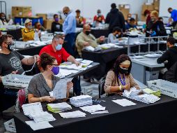 Votos enviadospor correo son procesados en Fulton, Georgia. El resultado de las elecciones aún no está definido. EFE/E. Lesser