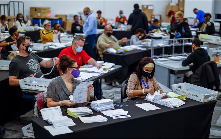Votos enviadospor correo son procesados en Fulton, Georgia. El resultado de las elecciones aún no está definido. EFE/E. Lesser