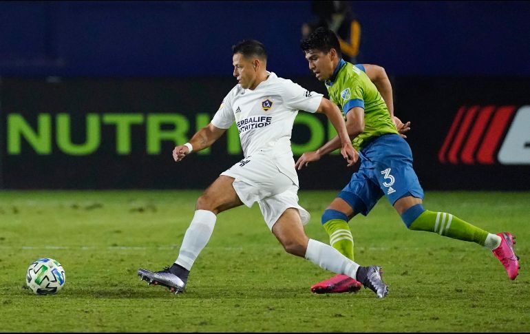 Javier Hernández apenas ha marcado 2 goles en su primer año con los angelinos. AP
