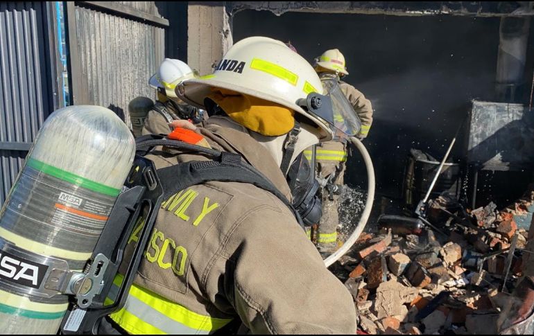 El incendio ocurrió la mañana de este jueves en la fábrica ubicada en la colonia Artesanos, en Tlaquepaque. ESPECIAL / Protección Civil Jalisco