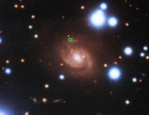 Una imagen de una ráfaga rápida de radio (en verde), tomada con el telescopio Gemini Norte en Hawái. [Foto de archivo: enero 2020]. OBSERVATORIO GEMINI/NSF/NRAO/AURA