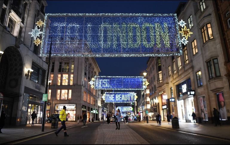 La calle londinense de Oxford, usualmente muy concurrida, en el primer día del nuevo confinamiento. EFE/A. Rain