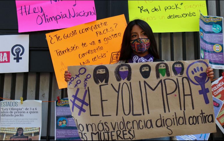 Colectivos se manifestaron hoy a favor de la Ley Olimpia frente a la sede del Senado, en Ciudad de México. EFE/J. Pazos