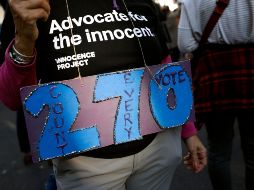 Una persona se manifiesta con un letrero que hace referencia a los 270 votos electorales requeridos para ganar la presidencia, durante una protesta hoy en Filadelfia, Pensilvania. AP/R. Blackwell