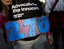 Una persona se manifiesta con un letrero que hace referencia a los 270 votos electorales requeridos para ganar la presidencia, durante una protesta hoy en Filadelfia, Pensilvania. AP/R. Blackwell