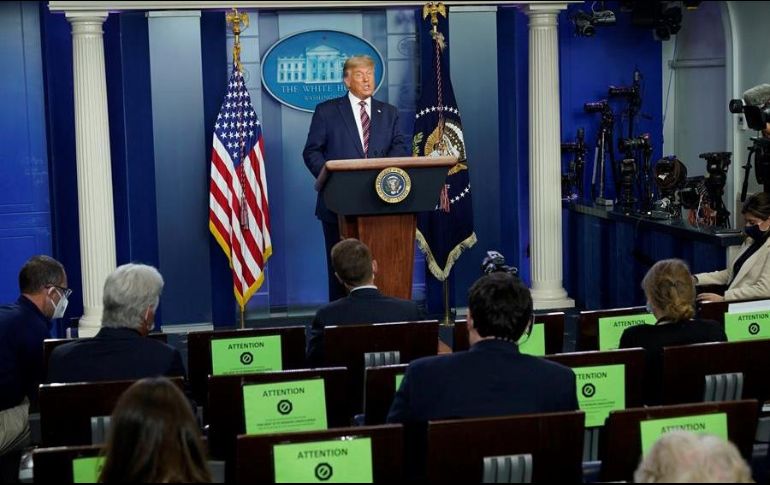 El presidente de Estados Unidos, Donald J. Trump, habla en conferencia de prensa en la Casa Blanca en Washington. EFE/C. Kleponis