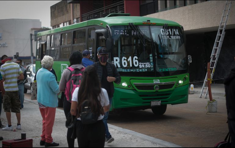 Después de las 14:00 horas sólo se permitirá abordar a trabajadores de giros esenciales. EL INFORMADOR/F. Atilano