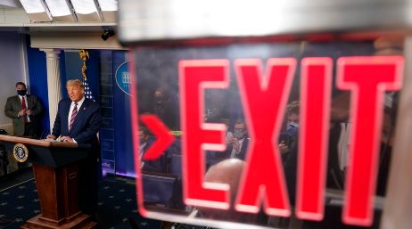 Televisoras como ABC, CBS y NBC interrumpieron el mensaje de Trump luego que acusara fraude en las elecciones. AP/E. Vucci