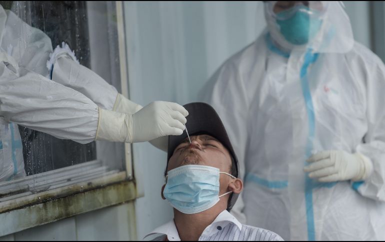 Científicos se enfrentan al reto de tener la vacuna antes de que exista una mutación del virus y se vuelva inservible. AFP /ARCHIVO