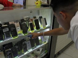 El empleado del mostrador no supo esclarecer cuántos celulares fueron robados, ni el monto aproximado de estos. EL INFORMADOR/ARCHIVO