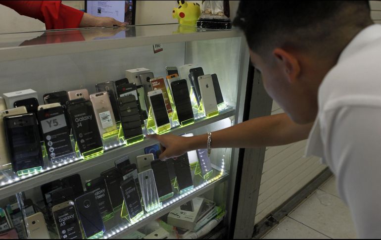 El empleado del mostrador no supo esclarecer cuántos celulares fueron robados, ni el monto aproximado de estos. EL INFORMADOR/ARCHIVO