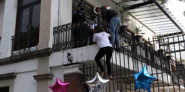 Guarder&iacute;a ABC: familiares ingresan a la fuerza a la Segob