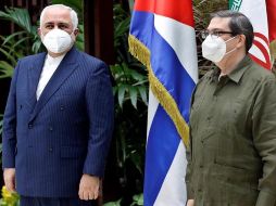 Los ministros de Exteriores de Cuba, Bruno Rodríguez Parrilla (d) e Irán, Mahammad Javad Zarif (i), tras su reunión en La Habana. EFE/E. Mastrascusa