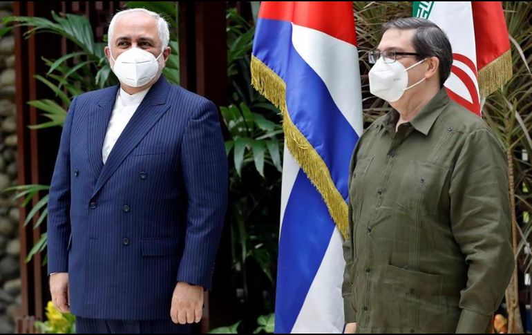 Los ministros de Exteriores de Cuba, Bruno Rodríguez Parrilla (d) e Irán, Mahammad Javad Zarif (i), tras su reunión en La Habana. EFE/E. Mastrascusa