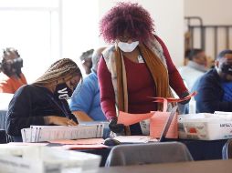 Funcionarios trabajan contando votos en el Departamento de Elecciones y Registro del Condado de Fulton en el State Farm Arena de Atlanta, Georgia. EFE/C. Aluka