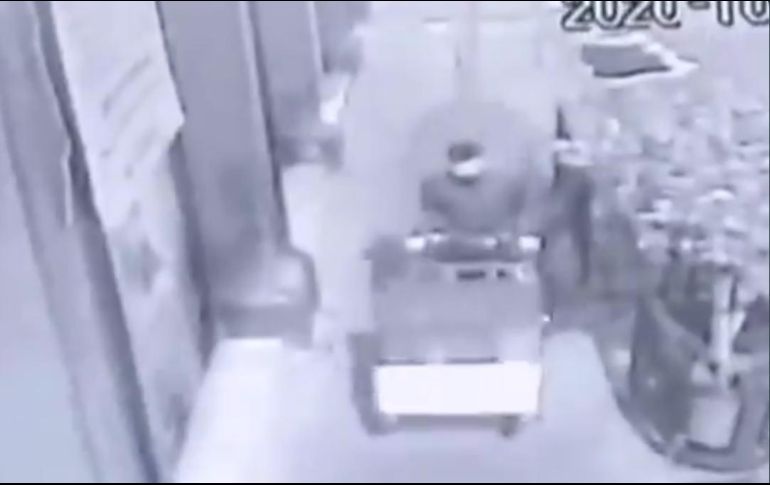 Se aprecia al sospechoso salir con las cajas y enfilarse hacia República de Chile. ESPECIAL