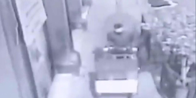 Captan en video a hombre saliendo con restos de ni&ntilde;os destazados