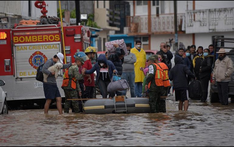 Policías estatales evacuan a familias de una zona inundada en San Cristóbal de las Casas, Chiapas. EFE/C. López