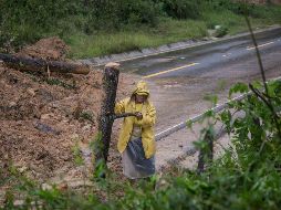 Las autoridades comenzaron a limpiar los caminos tras el paso del meteoro. EFE/E. Biba