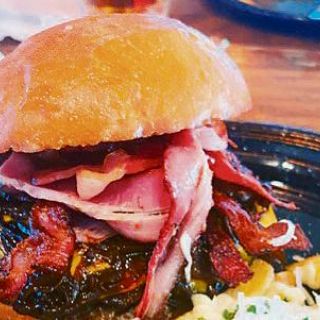 Dos opciones de hamburguesas en la Americana