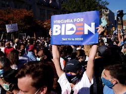 Habitantes celebran en Washington, DC, tras anunciarse que Biden ganó la presidencia de Estados Unidos. EFE/EPA/W. Oliver