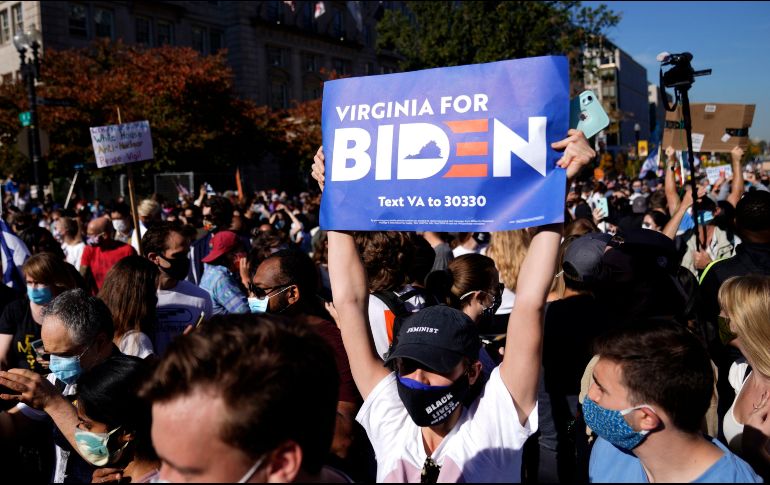 Habitantes celebran en Washington, DC, tras anunciarse que Biden ganó la presidencia de Estados Unidos. EFE/EPA/W. Oliver