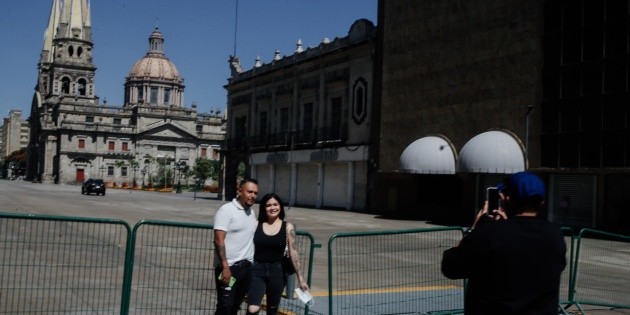 Bot&oacute;n de emergencia: Pese a restricciones, pasean por el centro de Guadalajara