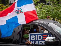 Una persona lleva la bandera de República Dominicana en su auto mientras celebra la victoria del demócrata Joe Biden como el 46° presidente de los Estados Unidos. EFE/G. Viera