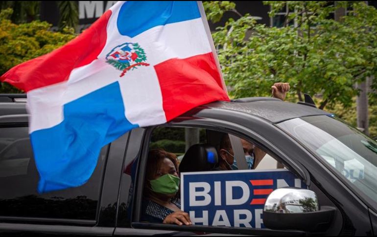 Una persona lleva la bandera de República Dominicana en su auto mientras celebra la victoria del demócrata Joe Biden como el 46° presidente de los Estados Unidos. EFE/G. Viera
