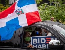 Una persona lleva la bandera de República Dominicana en su auto mientras celebra la victoria del demócrata Joe Biden como el 46° presidente de los Estados Unidos. EFE/G. Viera