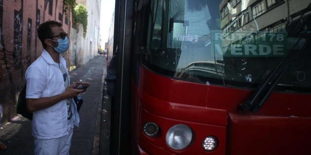 Bot&oacute;n de emergencia: Aspirantes a residencias m&eacute;dicas batallan para transportarse